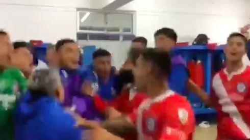 El plantel celebrando la victoria ante la UC