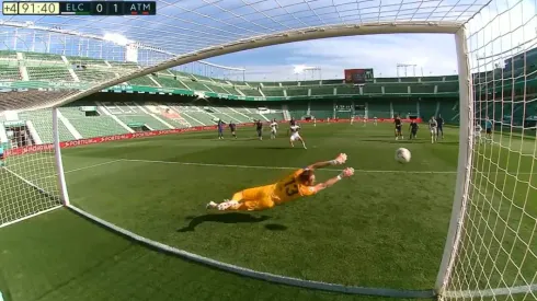 Elche falló su penal y Atlético Madrid se mantiene con la primera opción al título.