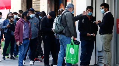 Largas filas por el tercer retiro