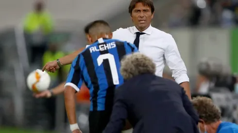 Alexis Sánchez recibe las instrucciones de Antonio Conte, el técnico que ha sacado el mejor rendimiento del chileno desde su llegada en 2019