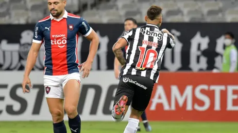 Eduardo Vargas marcó un golazo de palomita en Copa Libertadores: 4-0 de Atlético Mineiro contra Cerro Porteño.