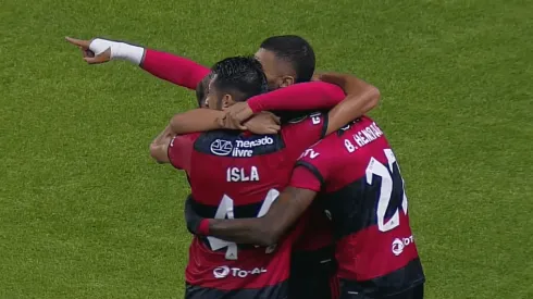 Mauricio Isla y Flamengo festejan el golazo de Bruno Henrique a LDU de Quito en Copa Libertadores.