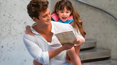 Micky y Michelle en los noventas. Una escena de la segunda temporada de Luis Miguel, la serie.