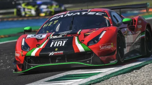Hites junto a su compañero Patrick Kujala manejan el Ferrari 488 GT3 Evo #33.