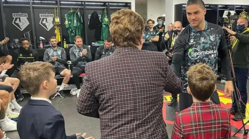 Elton John felciita a Sierralta por ser uno de los grandes jugadores del Watford esta temporada