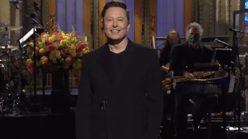 El empresario estuvo en el escenario junto a su madre y pareja.