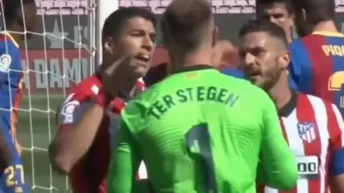 Lucho Suárez reclama un penal en el área del Barcelona