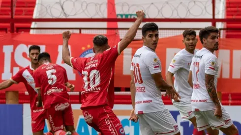 Argentinos celebra frente a Estudiante de La Plata