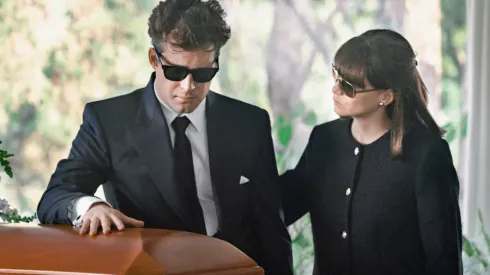 Micky en el funeral de Hugo López, su manager, en Luis Miguel, la serie.