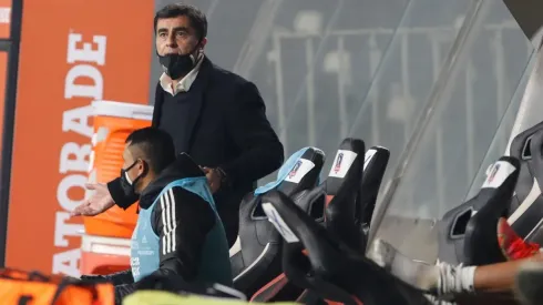 Gustavo Quinteros fue expulsado por revisar jugadas en una tablet y luego reclamar