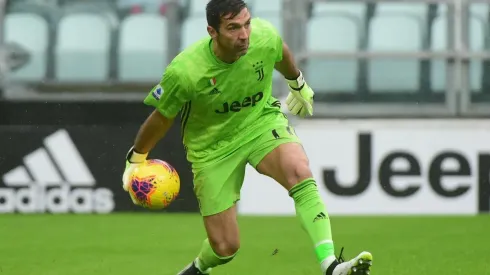 Gigi Buffon aún no decide si seguirá jugando o colgará los guantes.