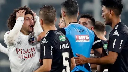 Fernando Véjar informa que no sancionará penal y los colocolinos se sacan los pelos. Después hubo incidentes en la zona de vestuarios.