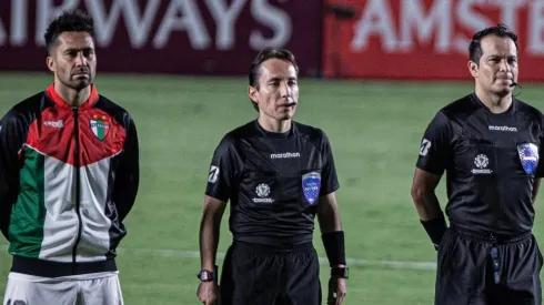 Esta fue la chaqueta con la que Palestino salió al terreno de juego.