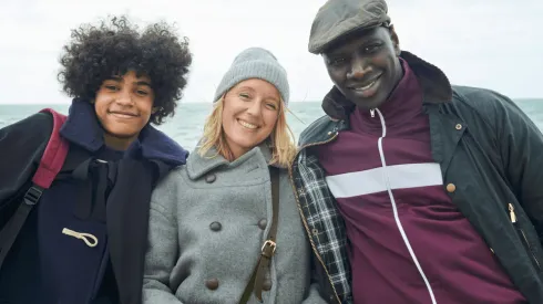 Etan Simon, Ludivine Sagnier y Omar Sy en el set de Lupin.