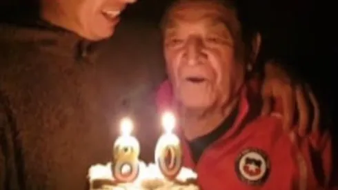 Clavito Godoy celebró sus 80 años con el buzo de la Roja