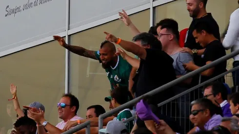 Arturo Vidal está constantemente preocupado de lo que pasa con Rodelindo Román