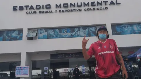 Hincha de la U apareció con la polera del equipo en el Monumental