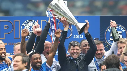 Steven Gerrard alzó el título como campeón de Escocia con el Rangers.