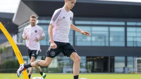 Romeo Beckham entrena con cierta frecuencia junto a su padre.