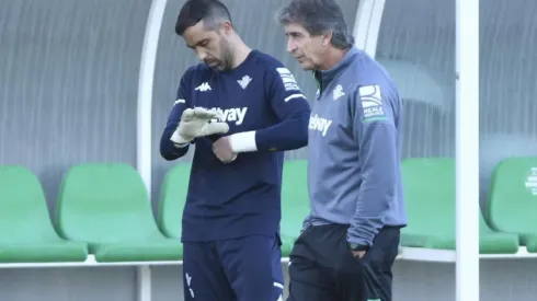 Claudio Bravo recibe indicaciones de Manuel Pellegrini