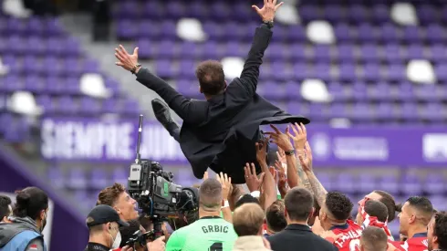El Cholo celebrando con sus jugadores