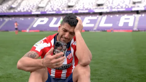 Luis Suárez se emocionó frente al celular tras coronarse campeón de La Liga con Atlético Madrid.