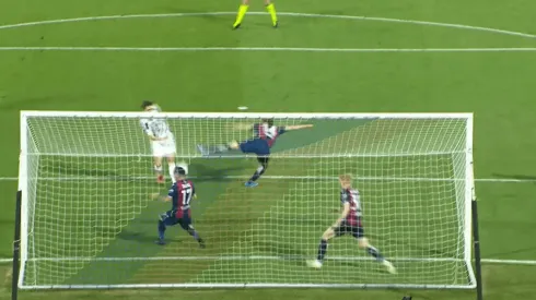 Gol de la Juventus con Gary Medel en la línea.