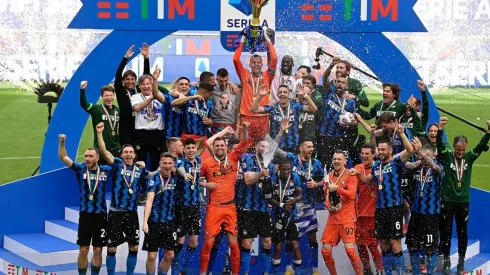 Alexis, Vidal e Inter levantaron la copa de campeón en la Serie A.