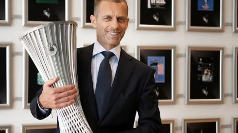 Ceferin, presidente de la UEFA, muestra el trofeo de la Conference League