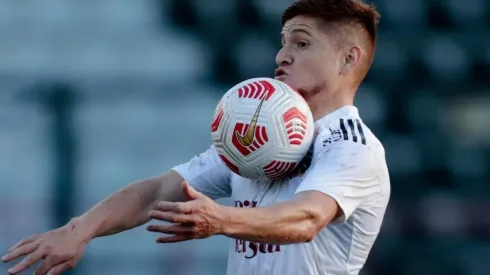 Leonardo Gil estremeció a sus compañeros en Colo Colo con fuerte arenga.