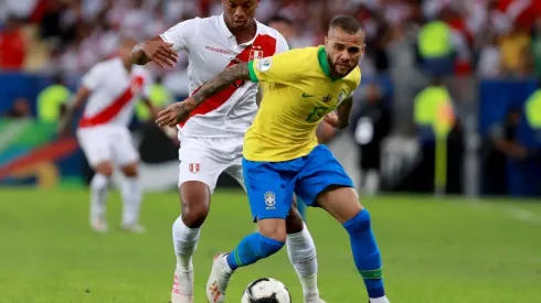 Dani Alves se perderá la doble fecha de eliminatorias con Brasil.