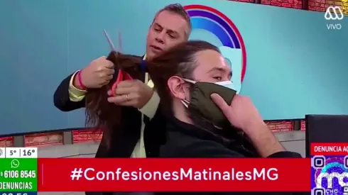 El momento exacto en que José Miguel Viñuela le cortó el pelo al camarógrafo José Miranda.