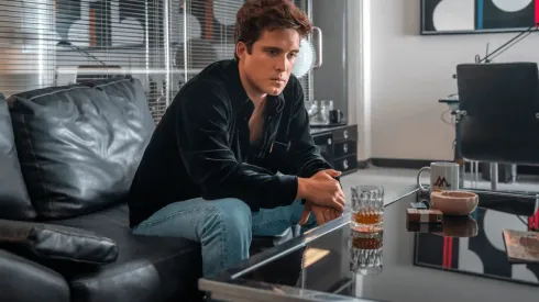 Diego Boneta como Micky, en el último capítulo de la segunda temporada de Luis Miguel, la serie.