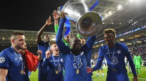 N'Golo Kanté levantando el trofeo de la Champions League
