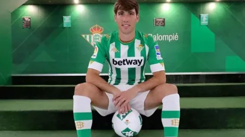 Juan Miranda posa con la camiseta del Betis