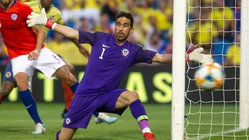 Claudio Bravo es el único representante de uno de los dos equipos más populares en la formación de Chile que se adelanta para enfrentar a Argentina