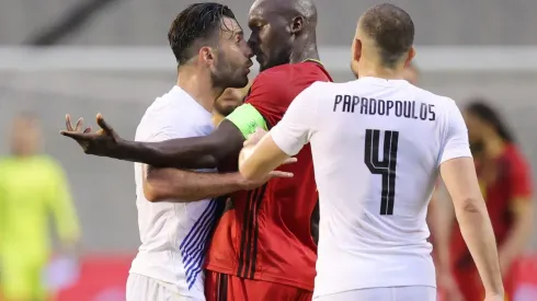 Lukaku se calentó con un rival en el amistoso entre Bélgica y Grecia.