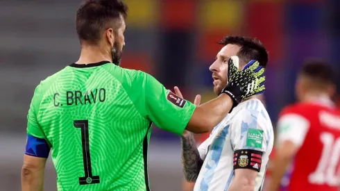 Prensa argentina asegura que Chile empató por la muralla Claudio Bravo.