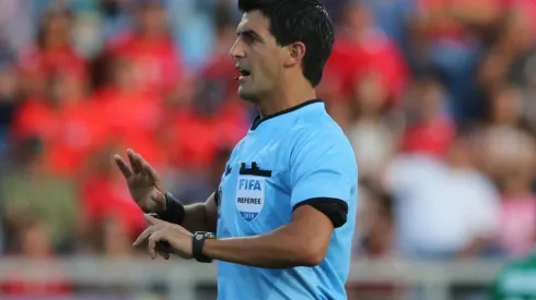 El uruguayo Leodán González no pudo encargarse del VAR en el Argentina-Chile y fue reemplazado por dos trasandinos tras dar positivo por coronavirus.