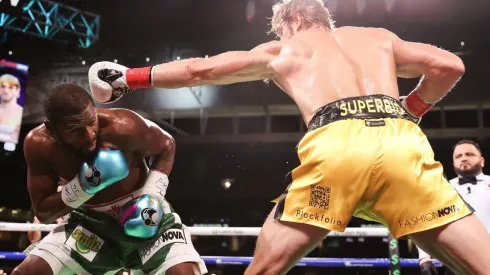 Floyd Mayweather haciendo gala de su velocidad aún a los 44 años ante el youtuber Logan Paul.