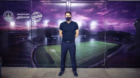 El DT campeón con la UC arribó a México tras su paso por el KAS Eupen de Bélgica.