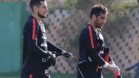 Claudio Bravo considera que Gabriel Arias tiene calidad para atajar en Europa.