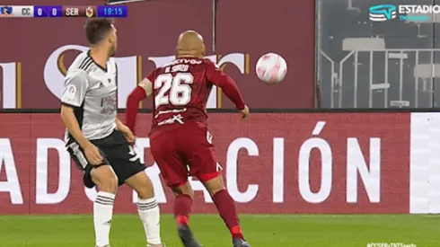 Chupete Suazo sintió molestias y se retiró de la cancha