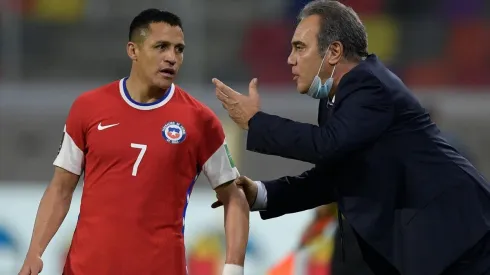 Martín Lasarte ensaya fórmulas para Chile vs Bolivia: una incluye a Alexis Sánchez de puntero y otra en zona de volantes ofensivos enganchado.