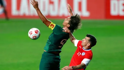 Marcelo Moreno Martins (de Bolivia) y Gary Medel (de Chile).