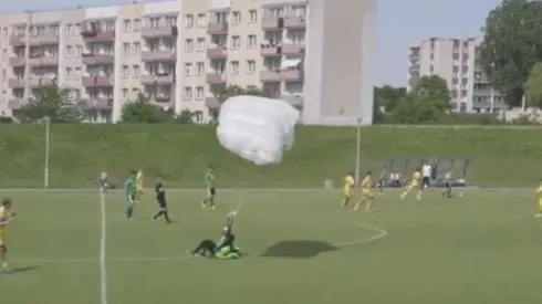 El paracaidista tuvo que aterrizar en la cancha de fútbol de emergencia