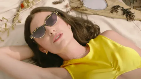 Lorde en el video de su nueva canción Solar Power, mismo tema que le otorga el nombre a su nuevo disco.