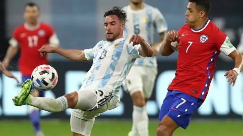 Nicolás Tagliafico, en la imagen en la custodia de Alexis Sánchez, es una de las interrogantes de Argentina para enfrentarse a Chile por la Copa América Brasil 2021