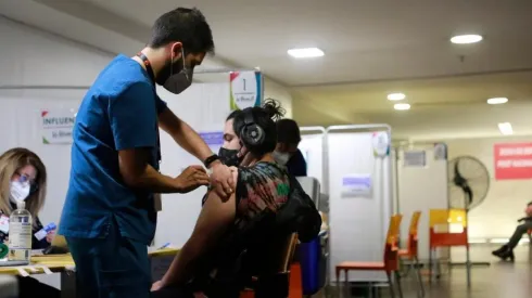 La vacunación es imprescindible para reducir la cantidad de casos activos en el país.