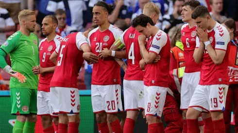 Los jugadores de Dinamarca y Finlandia se retiraron de la cancha y el partido fue suspendido.
